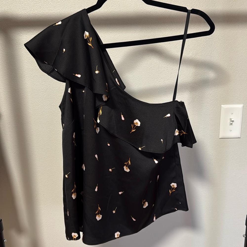 One shoulder top